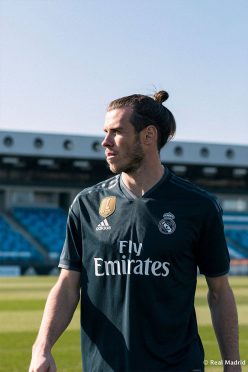 Bale indossa la divisa away del Real Madrid 2018-2019