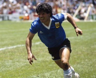 Maradona con la maglia blu usata contro l'Inghilterra nel 1986