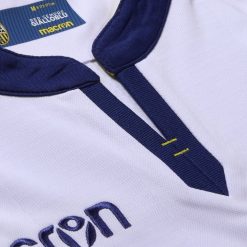 Dettaglio colletto maglia Hellas away