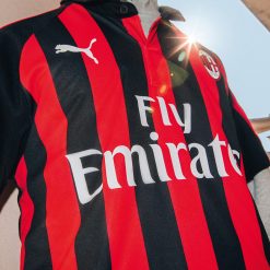 Milan dettaglio colletto con bottone