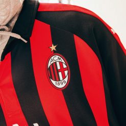 Stemma AC Milan applicato sulla maglia Puma
