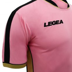 Riga nera sulle spalle, maglia Palermo rosa