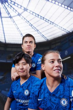 Le ragazze del Chelsea con la nuova maglia