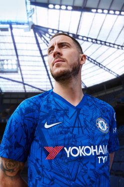 Hazard posa con la maglia del Chelsea 2019-2020