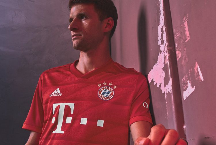 Muller indossa la nuova divisa del Bayern Monaco