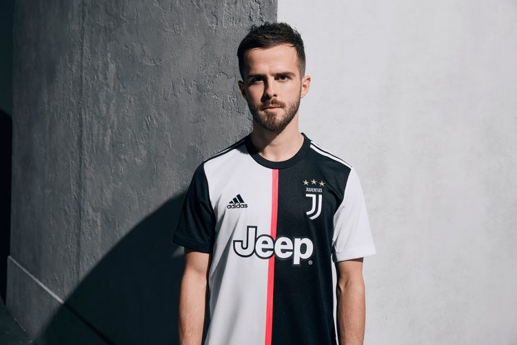 Pjanic con la maglia della Juventus 2019-2020