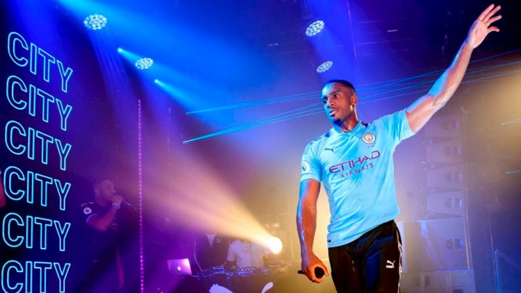 Bugzy Malone con la nuova maglia del Manchester City