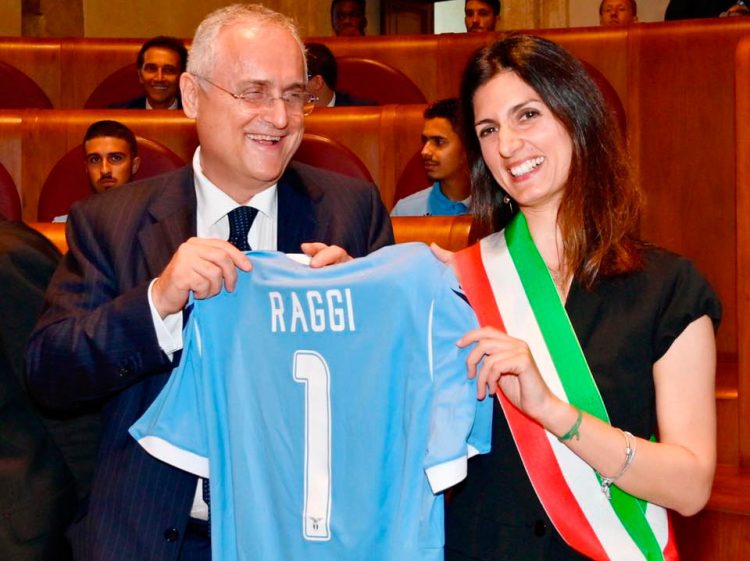 Virginia Raggi con la maglia della Lazio