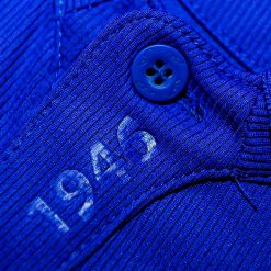 1946 impresso sulla chiusura del colletto