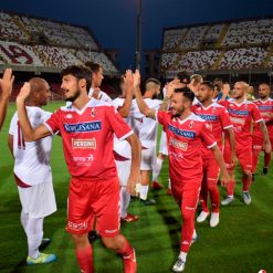 La divisa away del Bari rossa