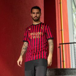 Suso con la maglia del Milan 120 anni