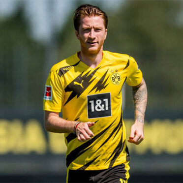 Marco Reus con il nuovo kit del Borussia Dortmund
