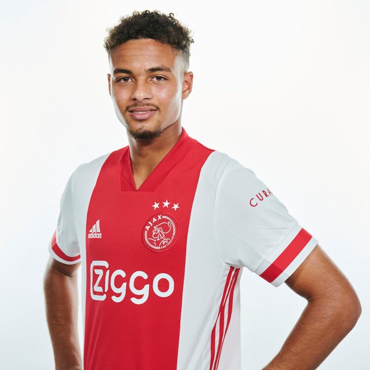 Antony con la maglia dell'Ajax 2020-21