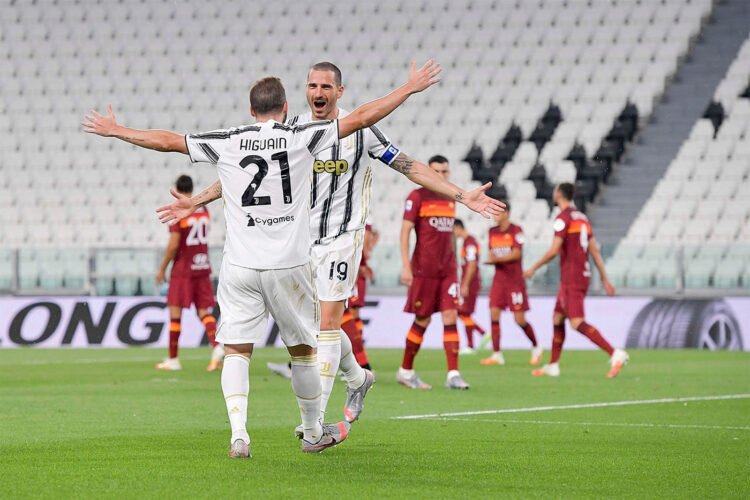 Juventus-Roma abbraccio