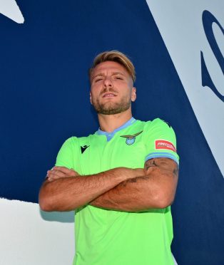 La maglia da trasferta della Lazio 2020-21 verde
