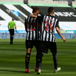I numeri rossi sulla maglia del Newcastle