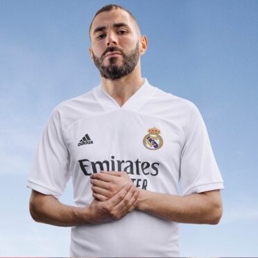Benzema con la maglia del Real Madrid 2020-2021