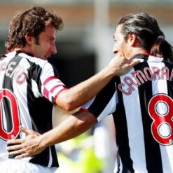 Maglia Juventus con numeri rossi