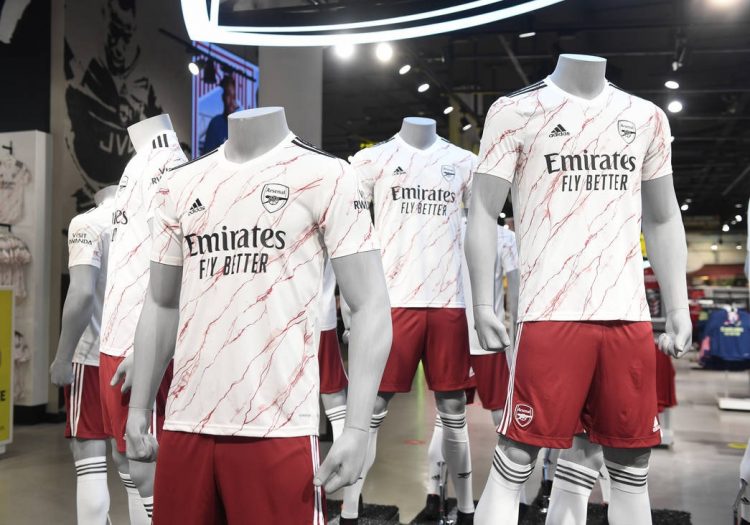 Manichini con la maglia dell'Arsenal away