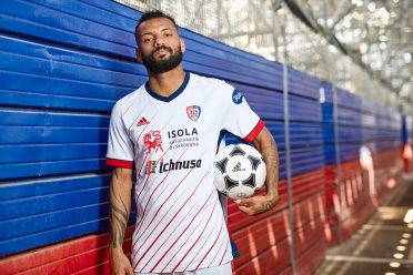 Joao Pedro con la maglia del Cagliari Adidas