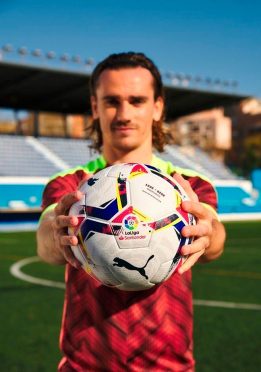Griezmann con il pallone Puma della Liga 2020-21