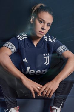 Boattin con la maglia away della Juventus 2020-21