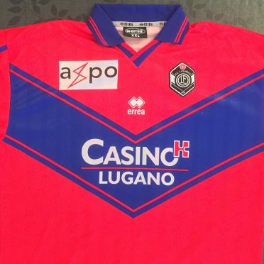 Terza maglia Lugano rossa con V blu 2001-02