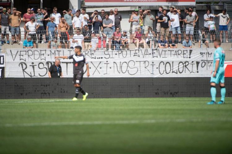 Striscione tifosi Lugano contro maglia verde