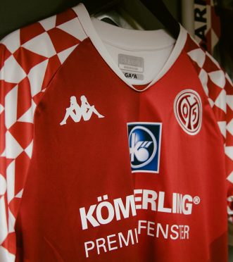 Dettaglio nuova maglia Mainz 05