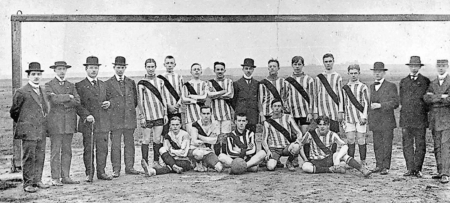 Una Maglietta A Maniche Lunghe Da Calcio Per Uomo Con Tema Retrowave