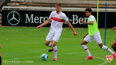 Kit Stoccarda 2020-21 home in campo