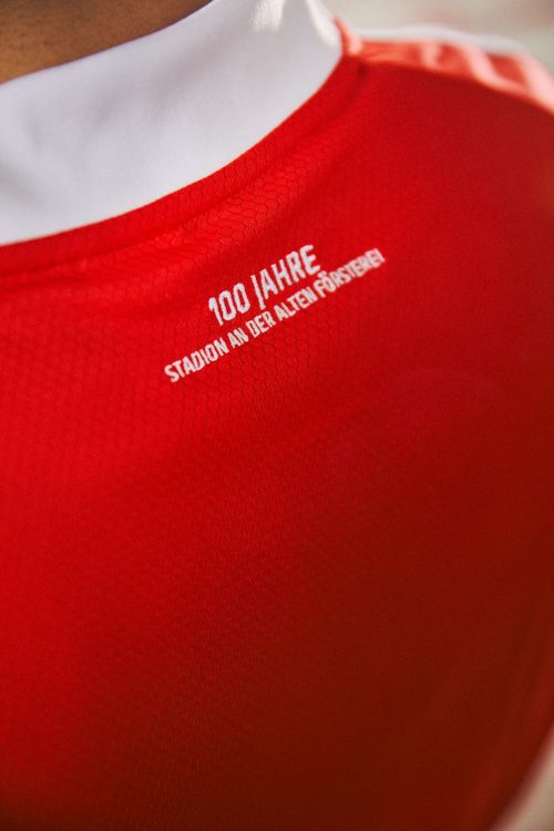 Celebrazione 100 anni stadio Union Berlin sul colletto