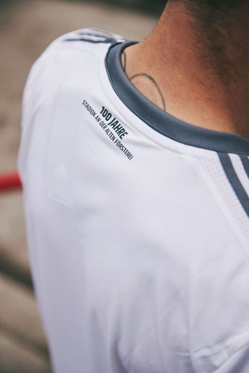 Celebrazione 100 anni stadio Union Berlin sul colletto