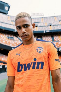 Colore arancione per la maglia away del Valencia