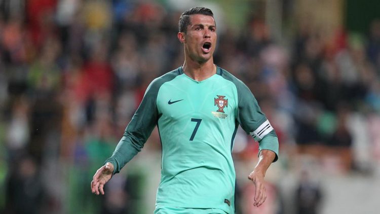 Ronaldo con la seconda maglia del Portogallo 2016