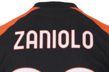Zaniolo stampa terza maglia Roma