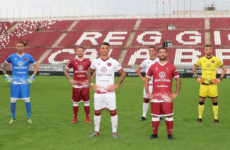 Maglie Reggina 2020-2021 con l'esordio di Macron