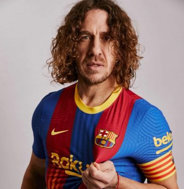 Puyol con la maglia speciale del Barcellona per il Clasico