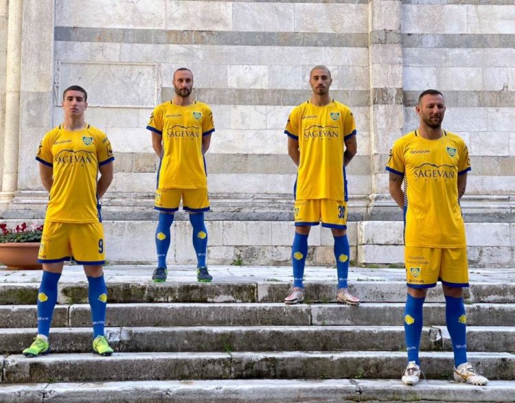 Seconda maglia Carrarese gialla 2020-2021