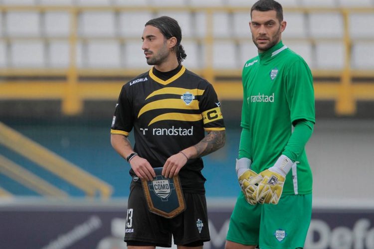 Como terza maglia nero-giallo