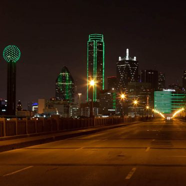 Skyline di Downtown Dallas illuminata di verde