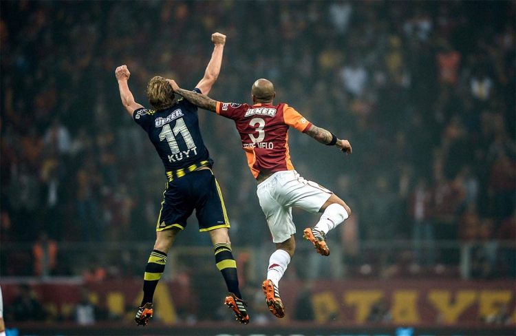 Kuyt vs Felipe Melo derby