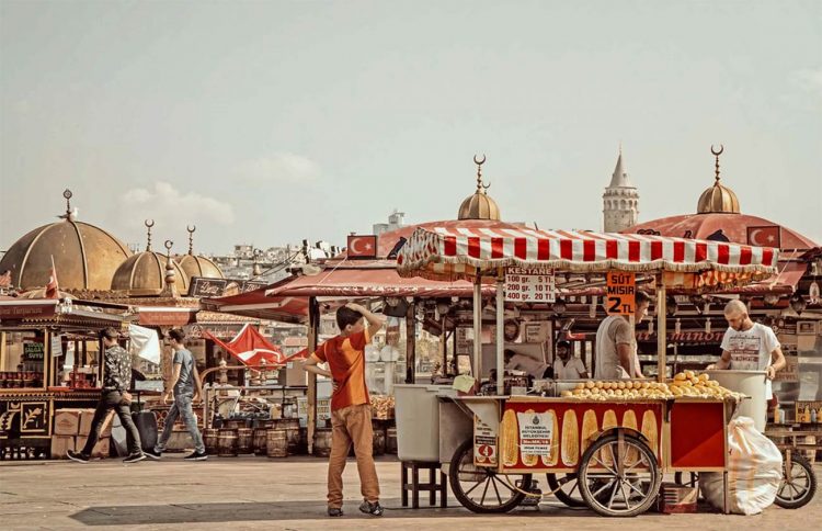 Istanbul, zona portuale Eminönü