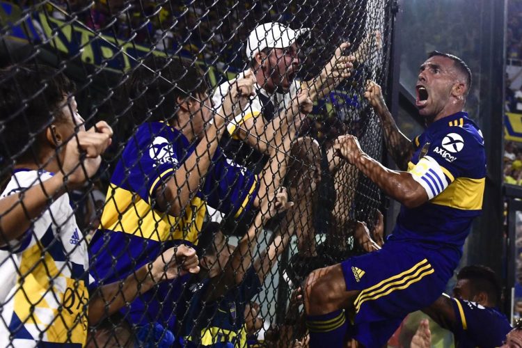 Carlos Tévez esulta con il Boca