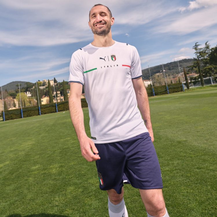 Chiellini con la divisa away dell'Italia 2021