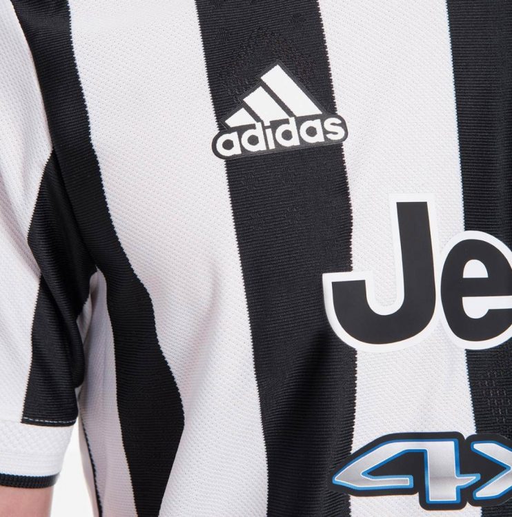 Dettaglio logo Adidas maglia Juventus