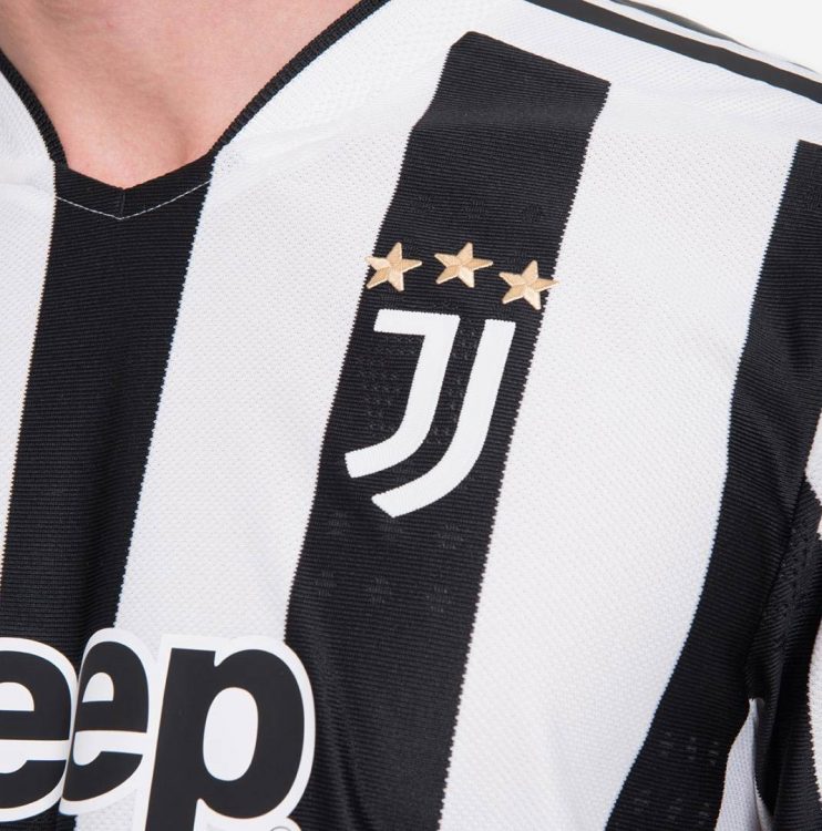 Lo stemma della Juventus sulla maglia 2021-22
