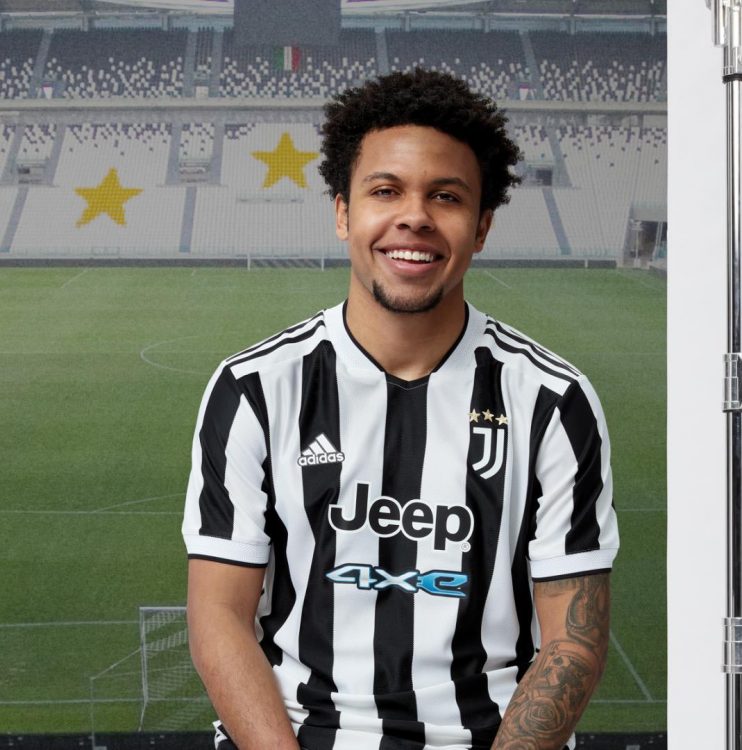 McKennie indossa la maglia della Juve 2021-2022