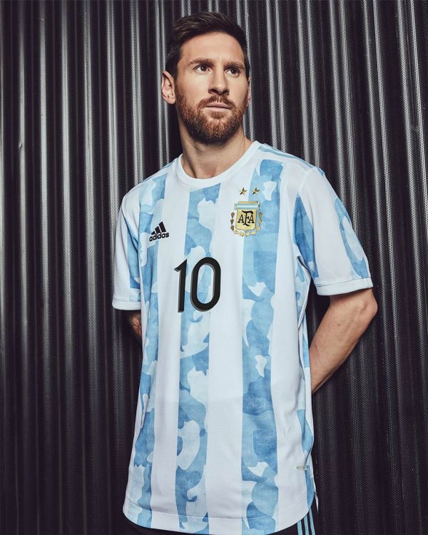 Messi con la maglia dell'Argentina 2021