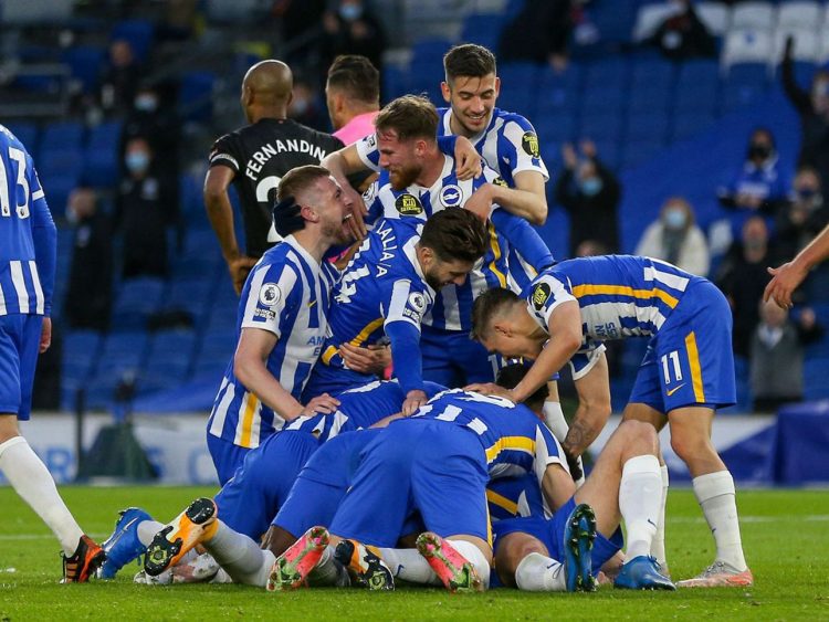 La divisa del Brighton 2021-2022 in campo